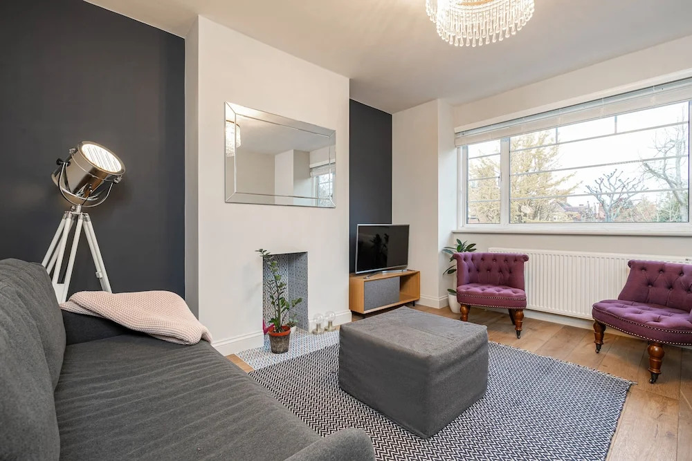 Charming Chiswick Flat by Underthedoormat, London
