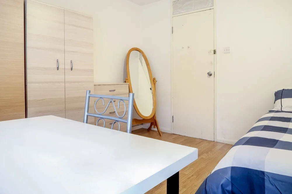 Regal Close Deluxe Single Guest Room 1