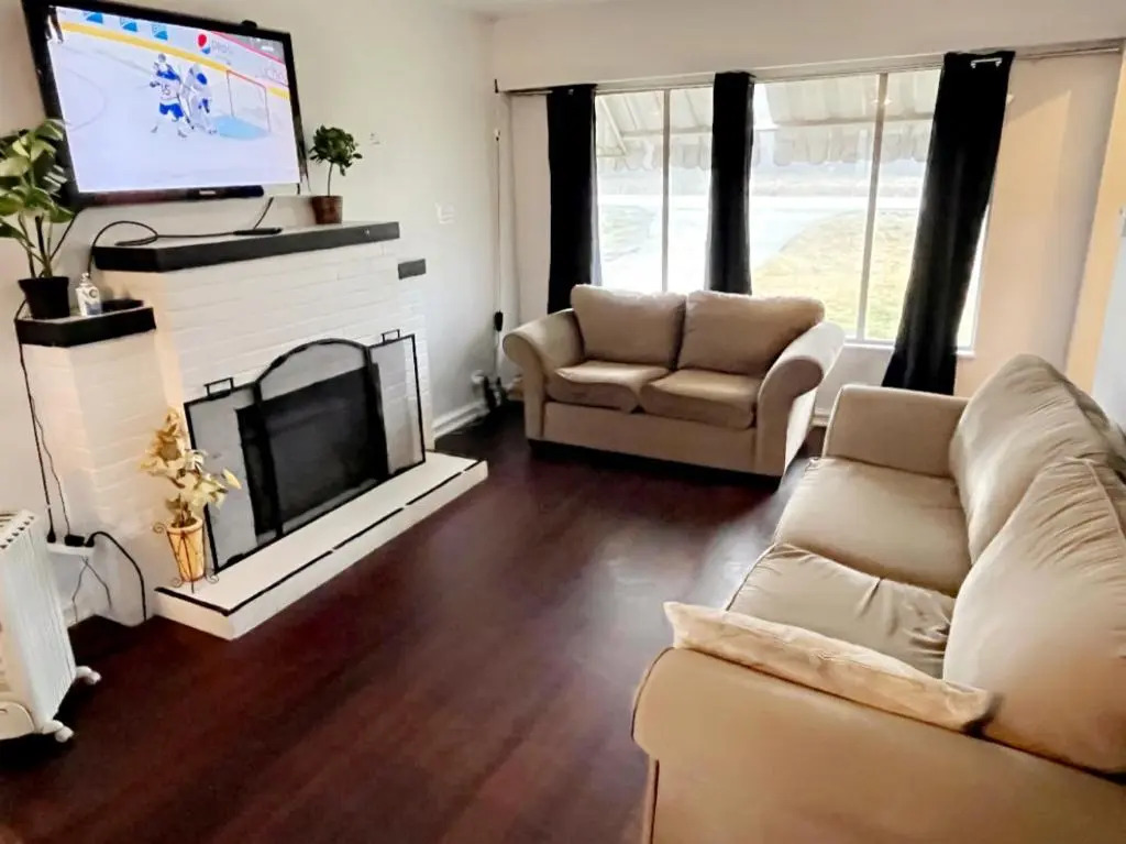 VINTAGE - 3 BED HOUSE - NORTH SURREY - PING-PONG AND POOL TABLE - TV CABLe