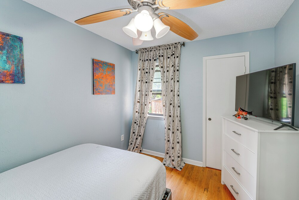 Near Expressways! Cozy Dallas Condo w/ Workspace