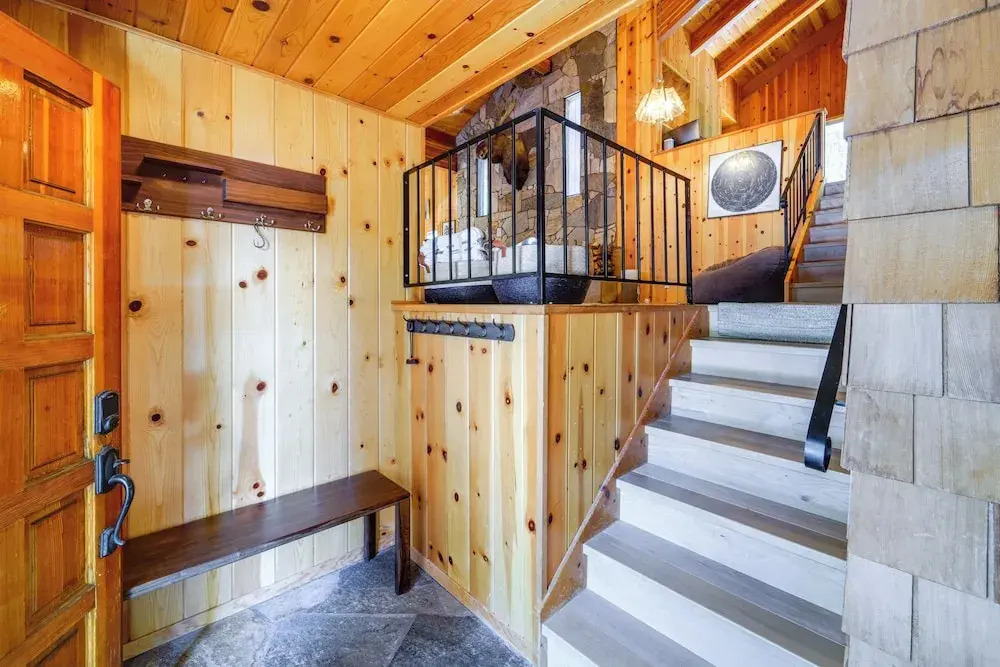 5 Mi to Donner Lake: Cabin w/ Deck + Pool Access!