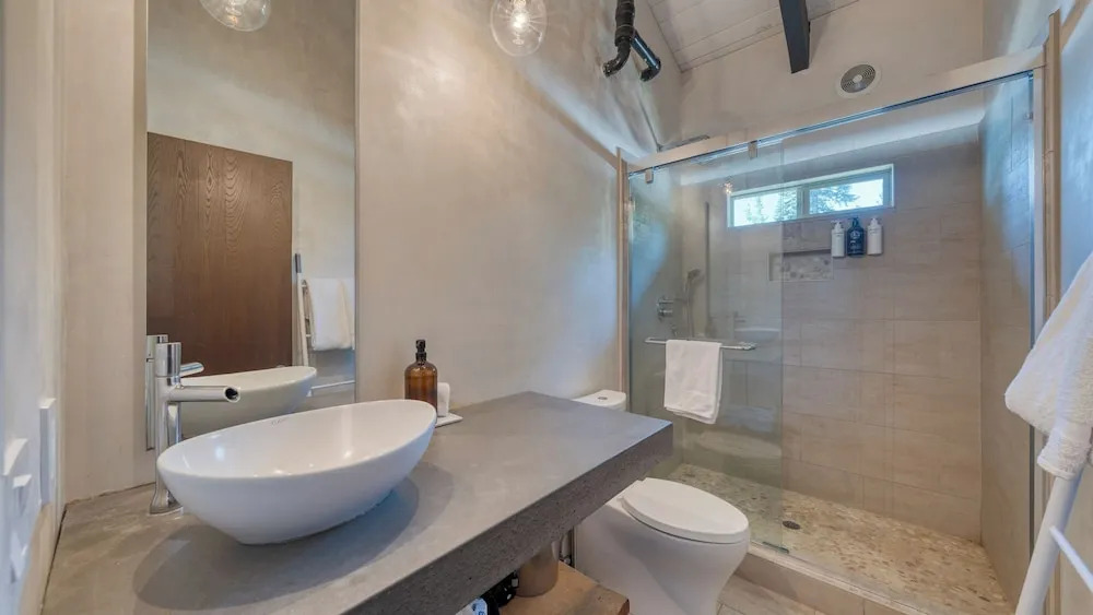 Lakeview by Avantstay Private Waterfront Cabin on Lake Tahoe w/ Hot Tub & Views