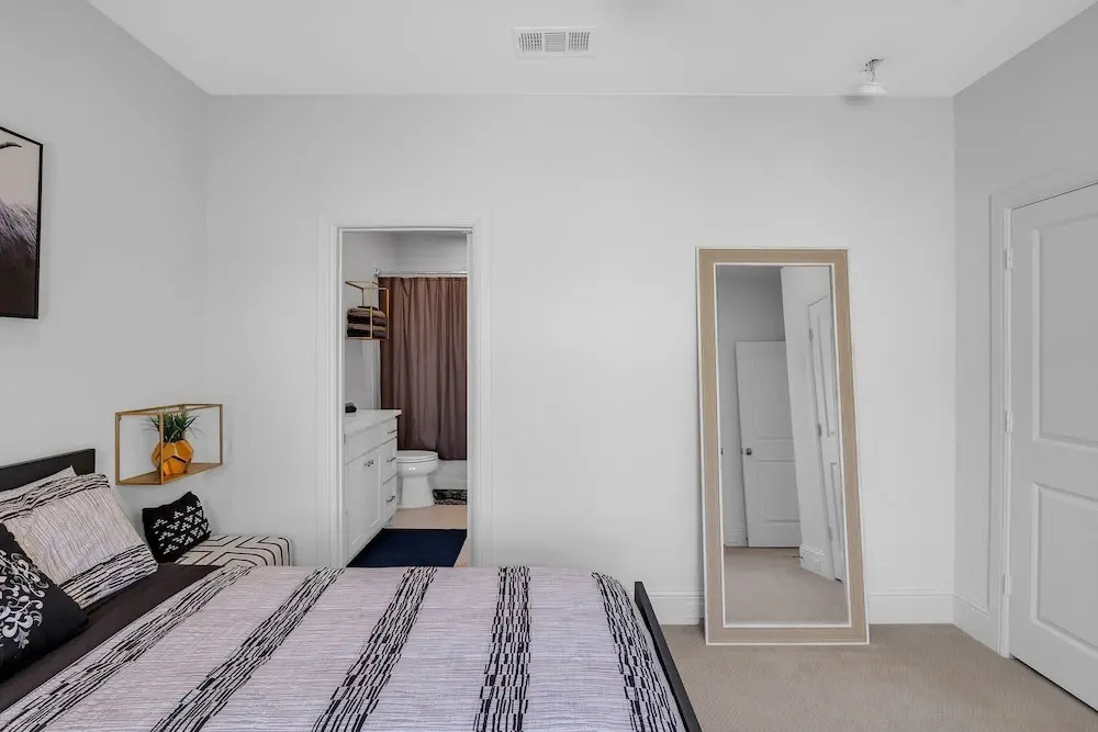 Modern 3br In Bishop Arts Walk To Shops & Dining 3 Bedroom Duplex