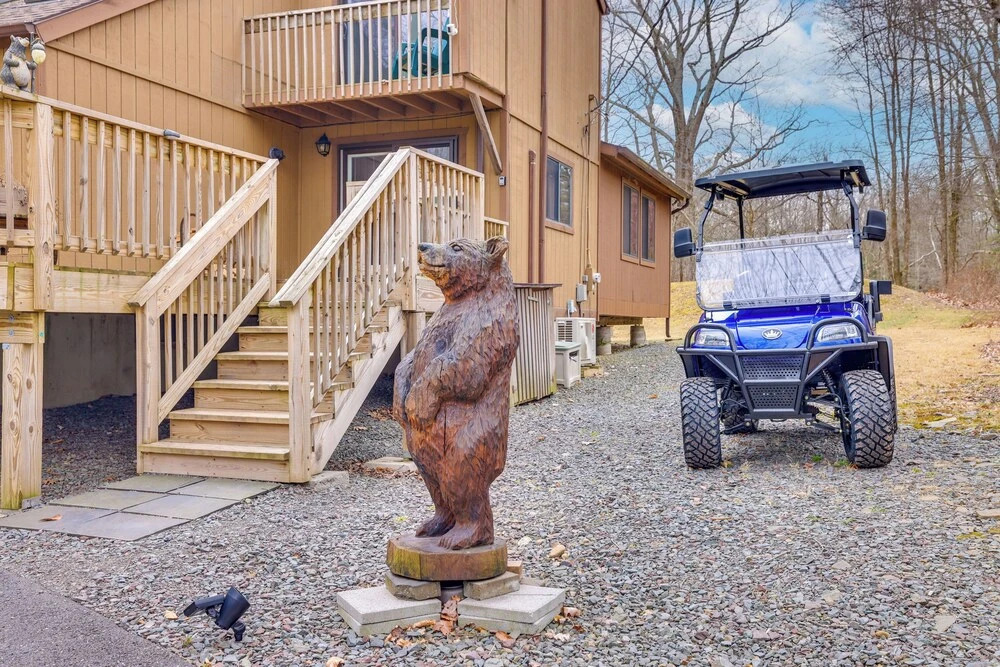 Cozy Bear Den Cabin Game Room & Golf Cart