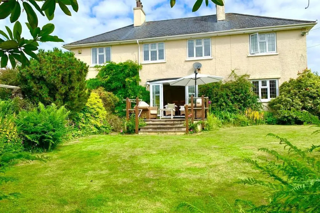 Hectors House comfortable 4 bed house in mature gardens
