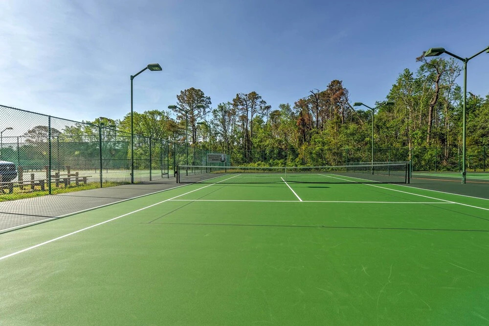 Pool, Spa & Dining: Beach Condo in Hilton Head!