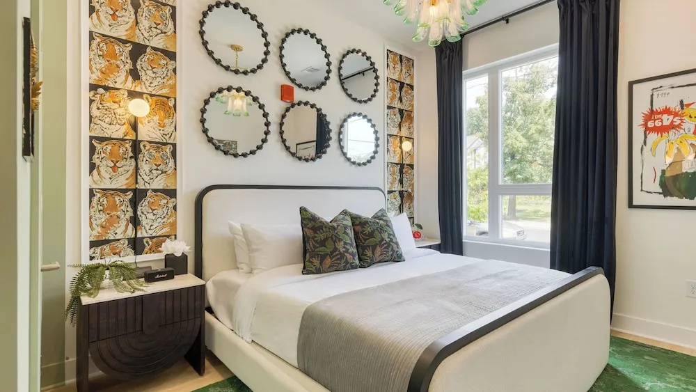 The Bloom House, Cosmic Cowgirl & Lischey Loft by Avantstay Sleeps 23, 3 Homes Bold Interiors Near Broadway