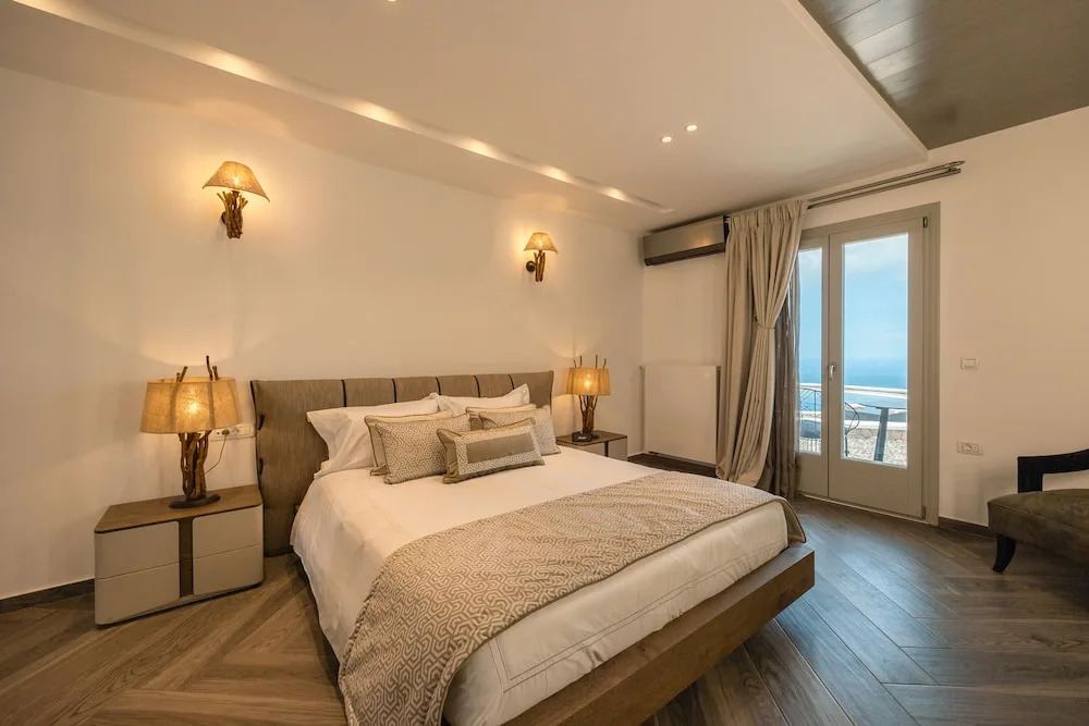 SANTORINI GRAND LUXURY VILLAS