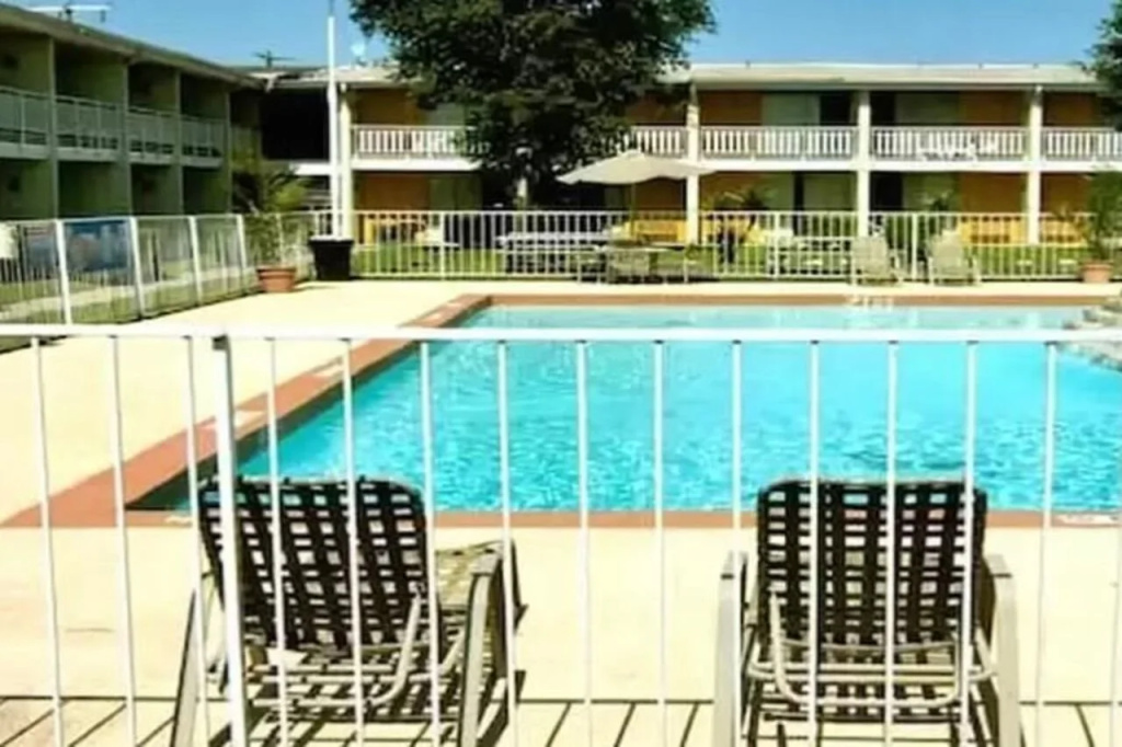Mid Towne Inn & Suites