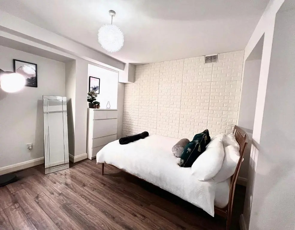 Central London 2 Bed Old Street Station Sleeps 4 to 5 Close to all attractions