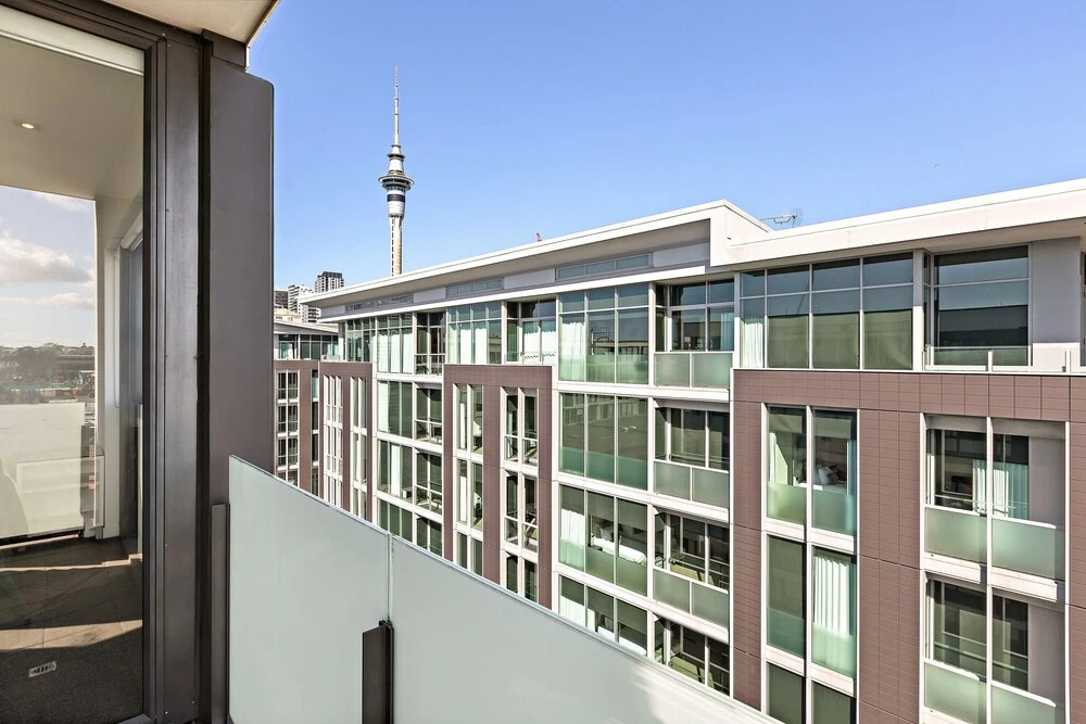 QV Lovely 1 Bedroom w Parking 1069