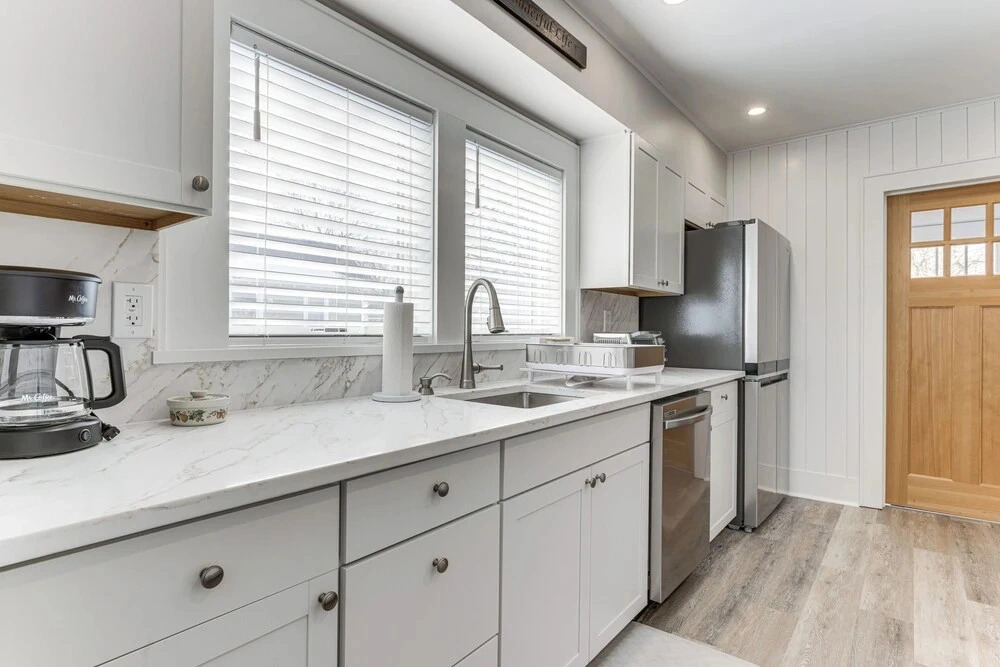 Walk to Harbor, Eats & Shops! Greenport Retreat