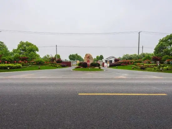 Mingzhu Lake Swan Garden Resort