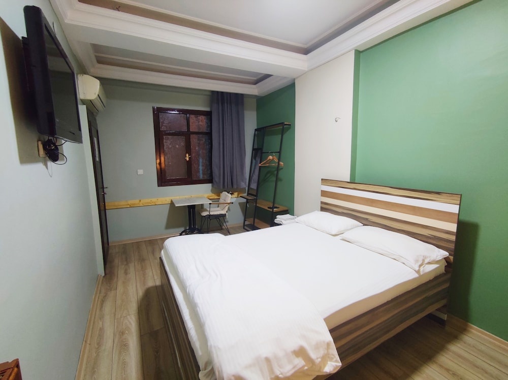 YOLO Hostel