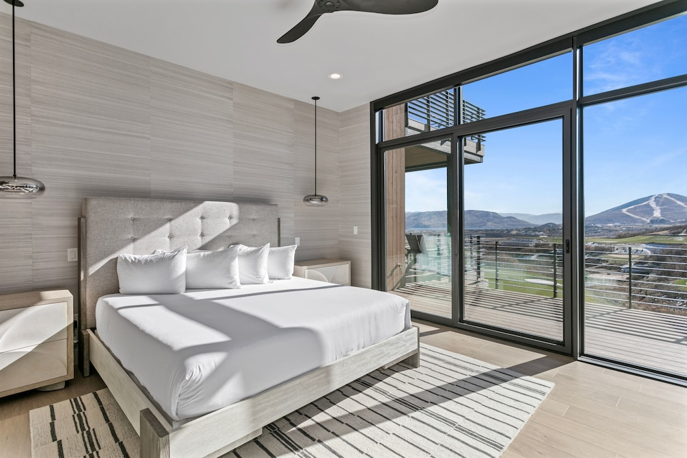 Spacious Ski Getaway Hot Tub 5 Bedroom 5 Home