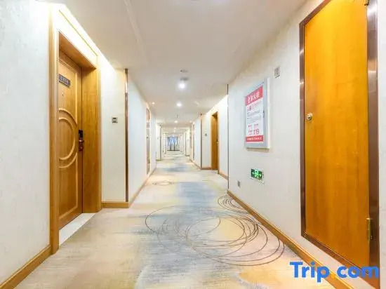 MAX E-Sports Hotel (Baolong Plaza)