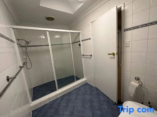 Sydney Golden Swan Holiday house with Pool, Spa, Game Room,150Inch Projector and Smart House