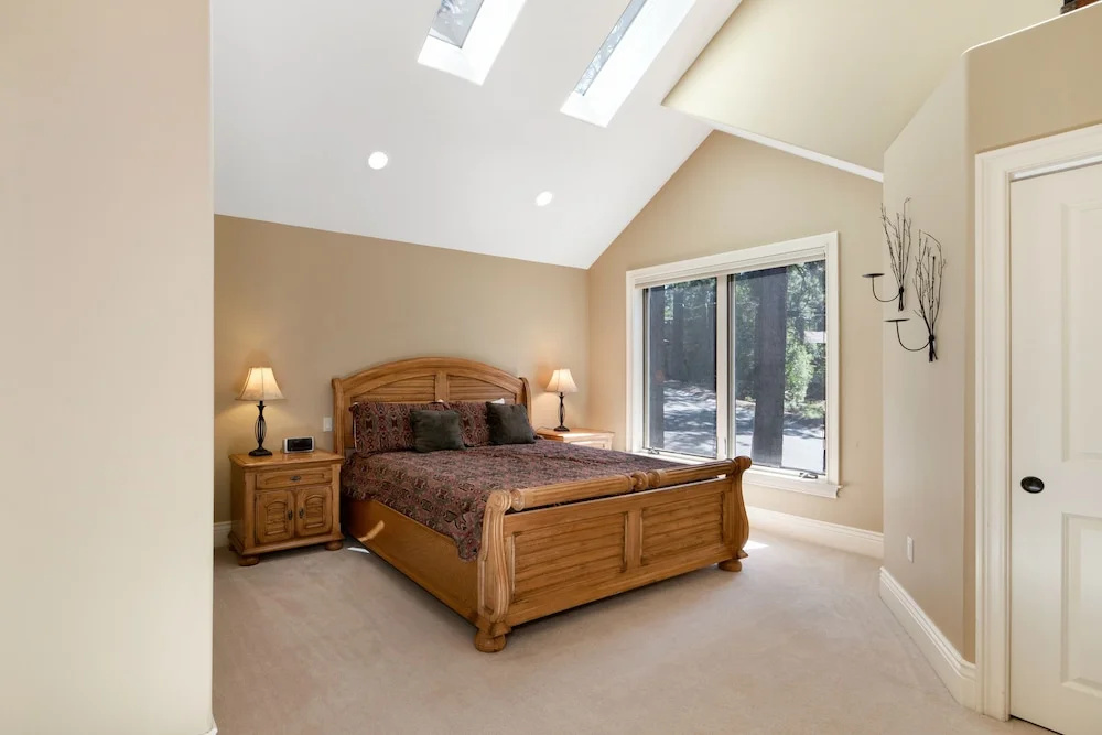 4BR 4.5BA Luxurious Tahoe Retreat with Hot Tub S Lake Tahoe by RedAwni