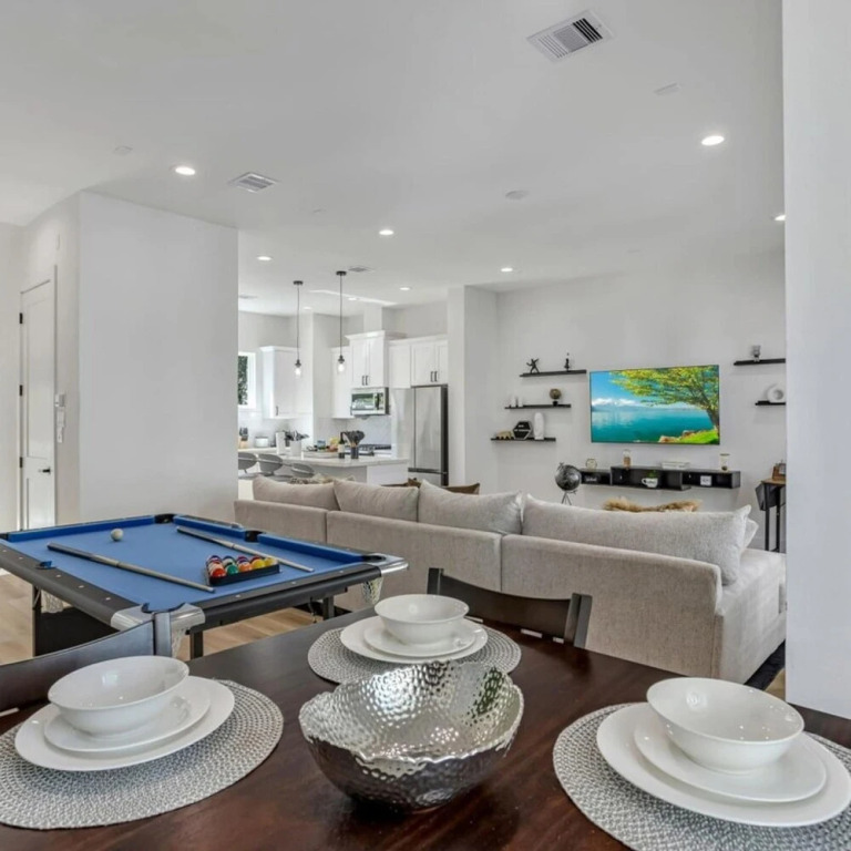 Luxury Urban Retreat Near Key Houston Locations