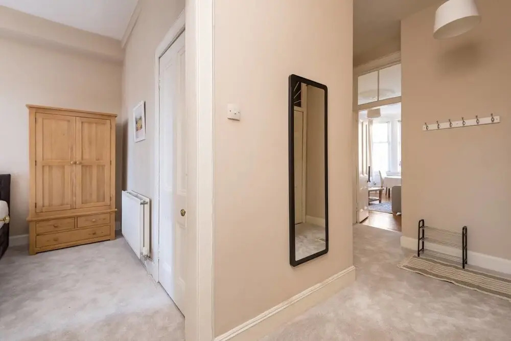 Cozy 2 Bedroom Apartment in the Heart of Edinburgh With gas Fireplace