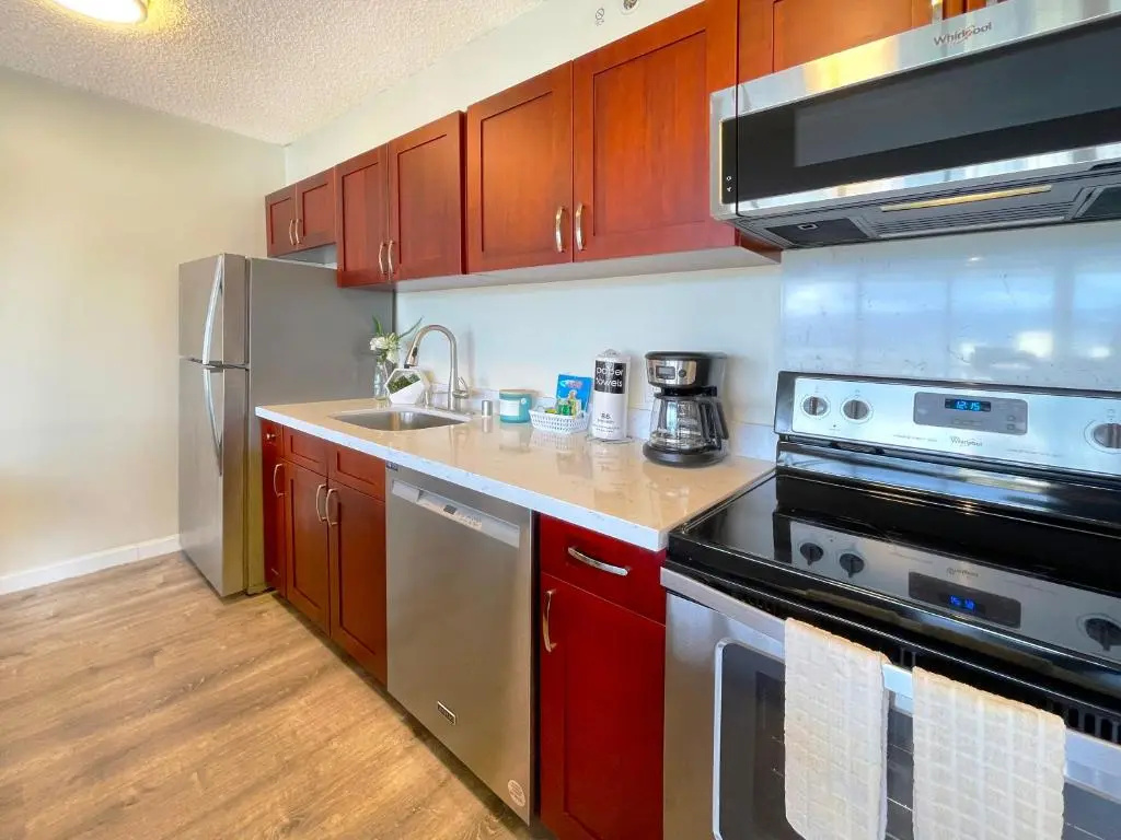 Beautiful 17th Floor Condo with AC, WiFi, Parking - Short Walk to Beach