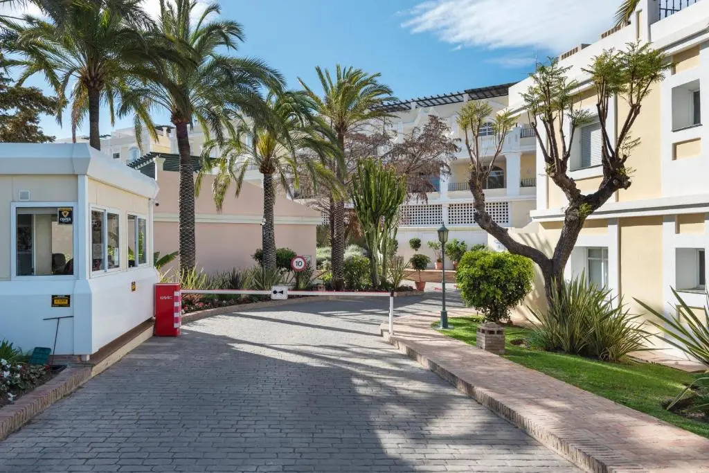 Bright 2 Bedroom apartment with parking space and swimming pools in Aloha Gardens