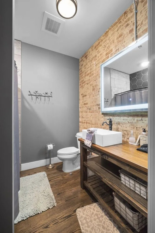 Downtown Loft Amazing Bath Tub & Shower #9