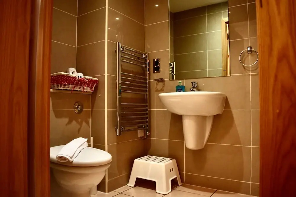 Spacious Ifsc 2 Bedroom Flat With Balcony