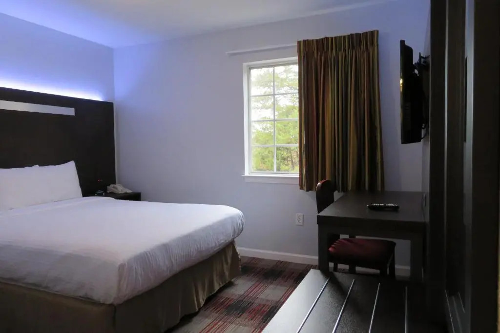 Luxbury Inn & Suites