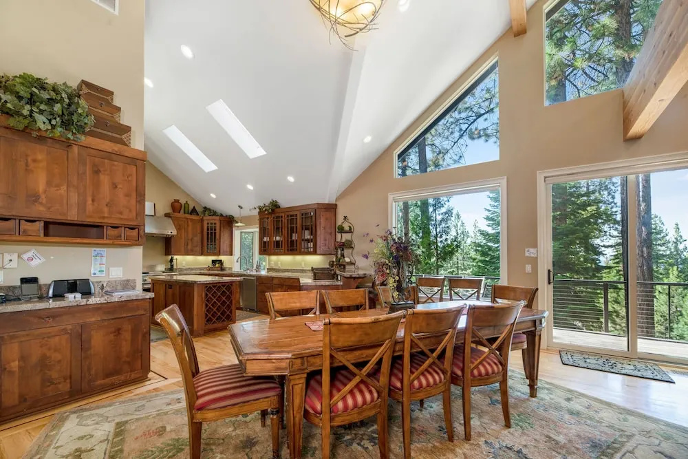 4BR 4.5BA Luxurious Tahoe Retreat with Hot Tub S Lake Tahoe by RedAwni