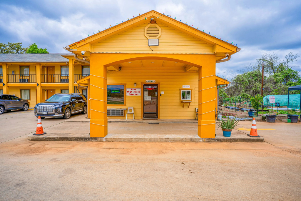 Regency Inn By OYO Rockdale TX