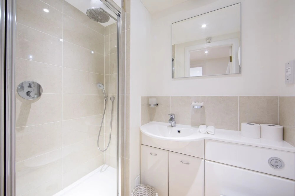 Large 2 Bedroom, 2 Bathroom Apartment, Moments From King's Road - Edith Terrace
