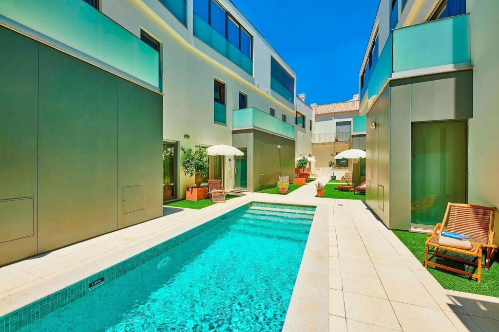 Beautiful Town Centre Apartment with Shared Pool