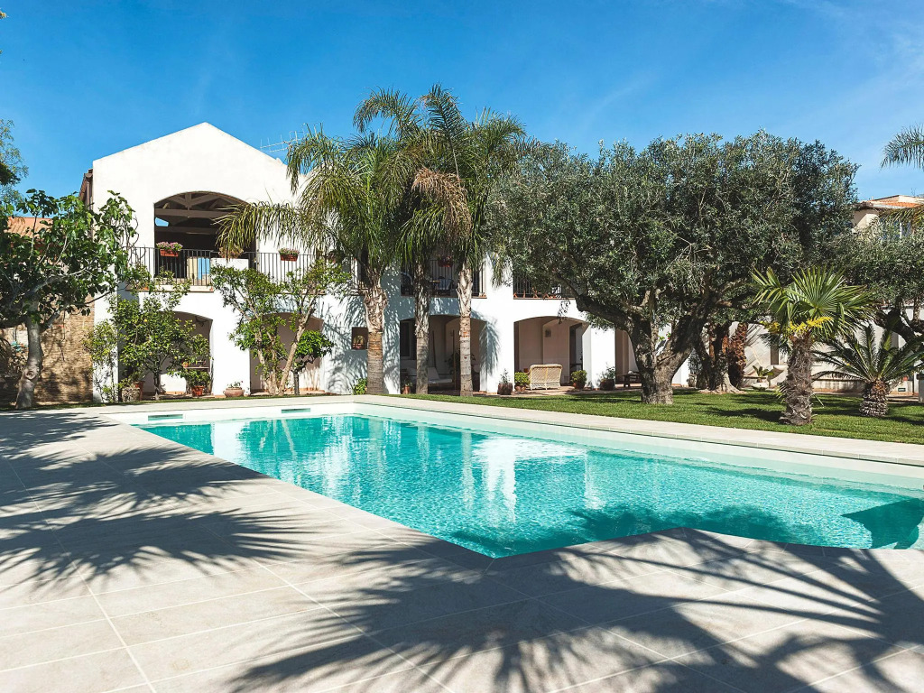 Elegant flat in villa with pool and garden, just a few kilometres from the sea!