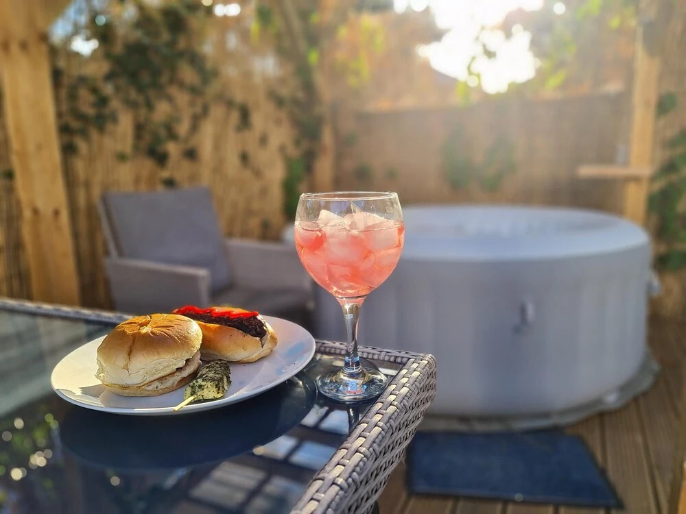 The Christchurch Hideaway, Hot Tub , 2 Bedrooms