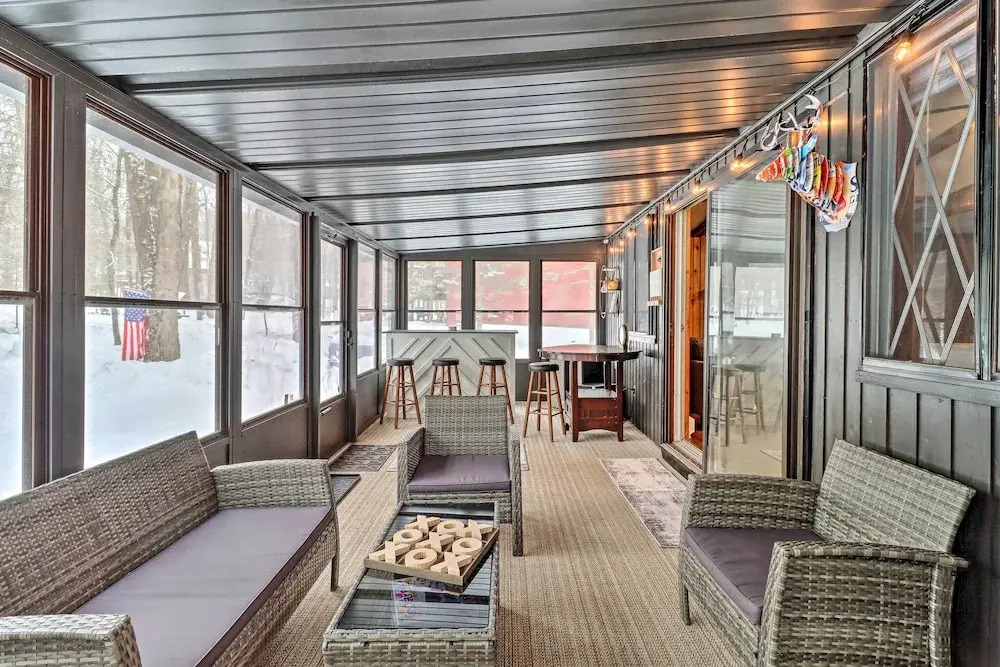 Near Skiing: Pocono Lake Cabin w/ Screened Patio