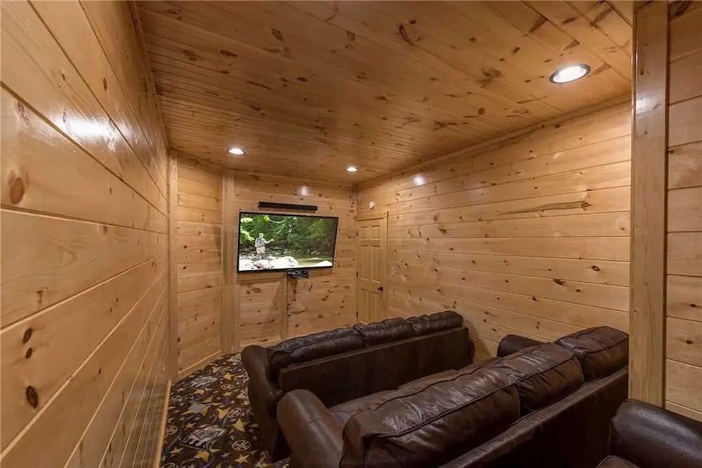 Majestic Manor - Three Bedroom Cabin