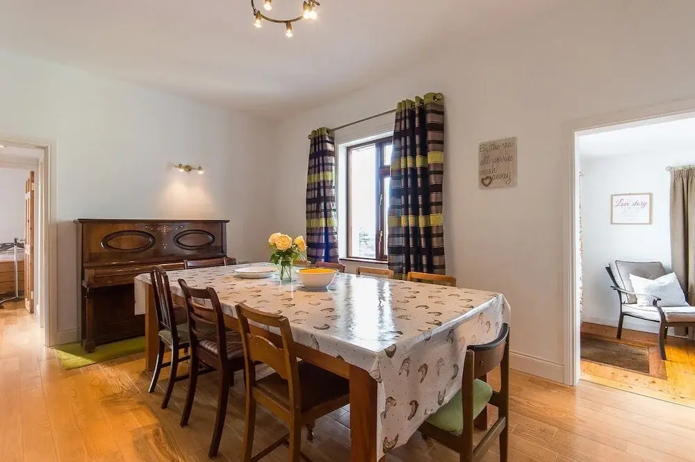 Family Beach House Located Within a Short Stroll of Waterville