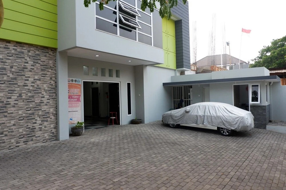 RedDoorz near Ahmad Yani Airport 2