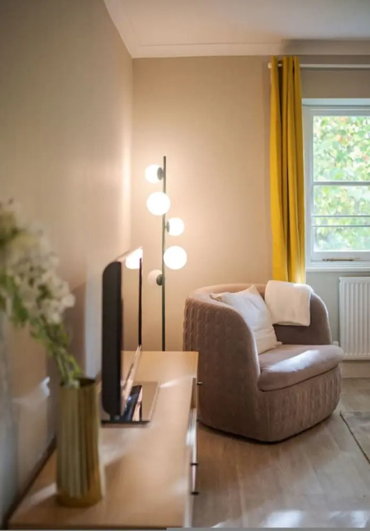 Beautiful Flat by Hyde Park PS7