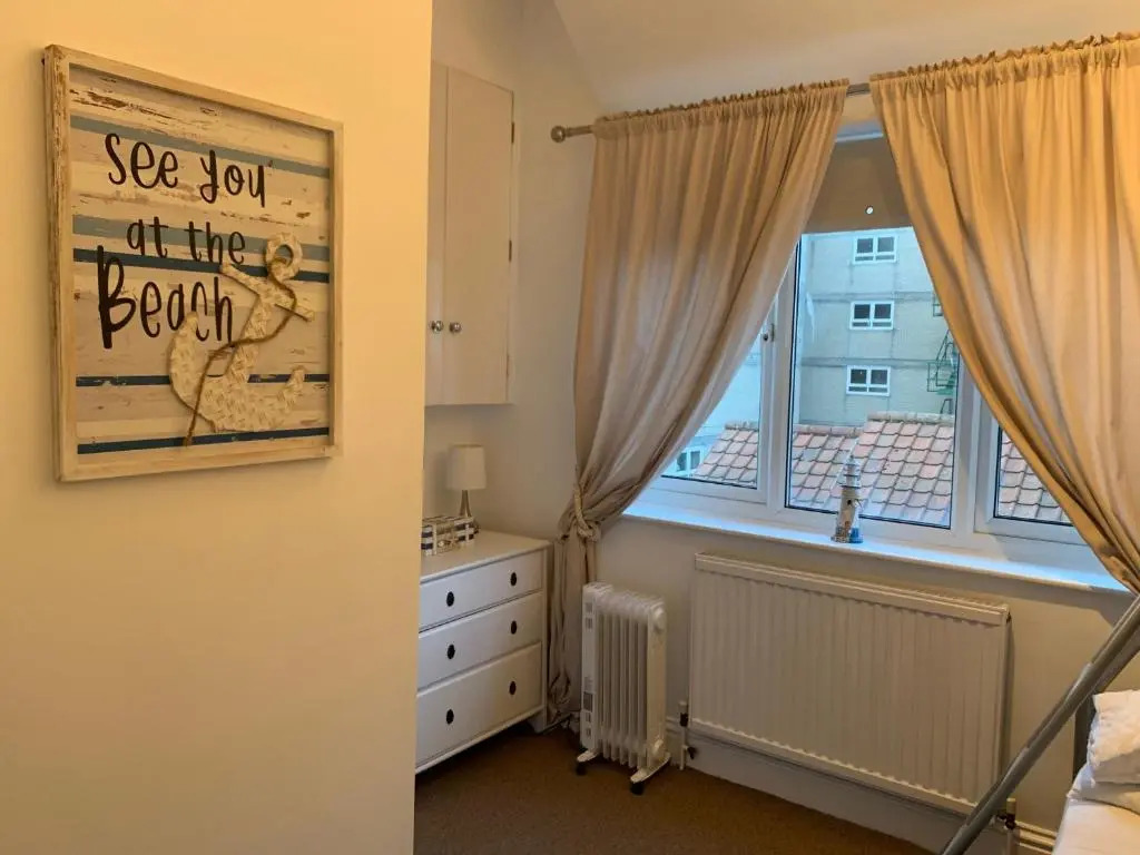 Blue Whale 2 Bedroomed 2nd Floor Appt with Sea Views, Beach & Wifi
