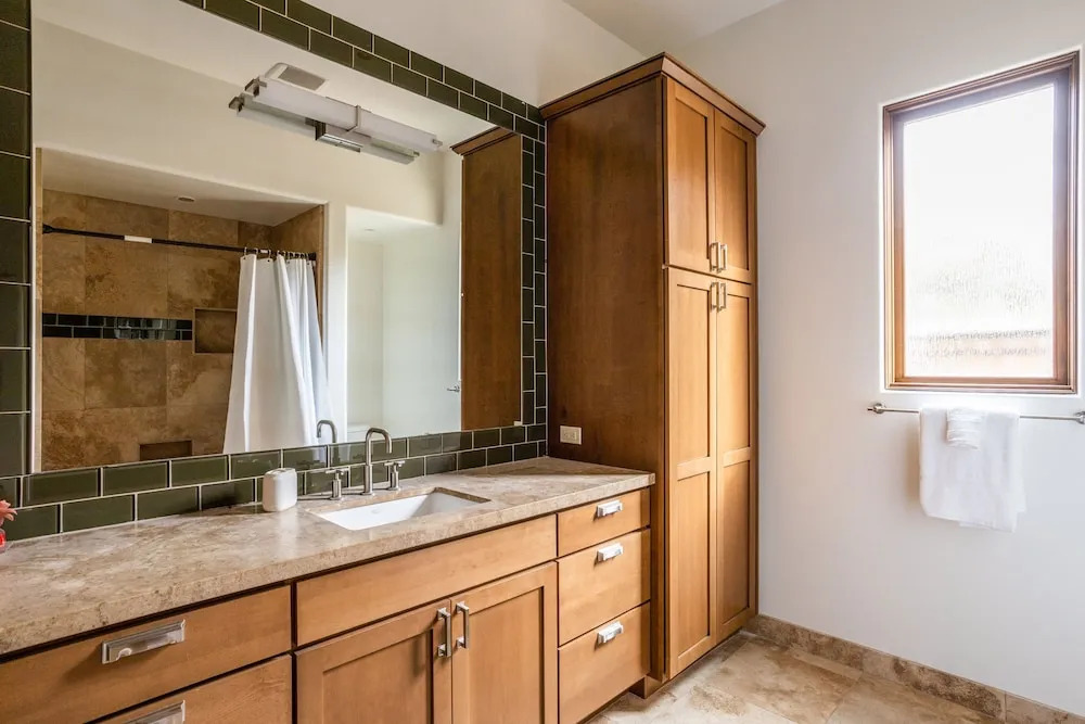 Upscale W/ Pool, Chefs Kitchen & Stables 6 Bedroom Home