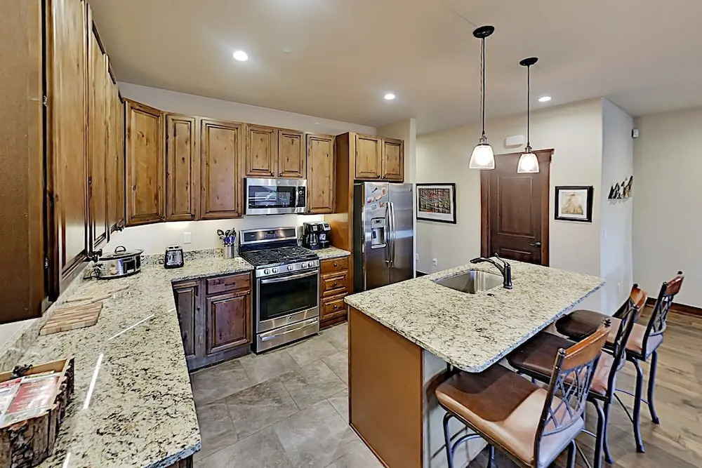 Upscale Decks, Heated Garage, Near Shuttle 3 Bedroom Townhouse