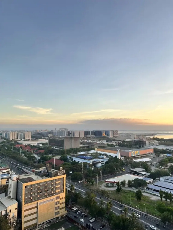 Luxury Bay Condo Near MOA With Balcony Free Wi-fi