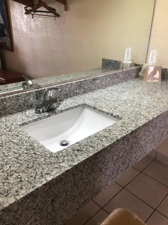 Hole Inn the Wall Hotel - Fort Walton Beach - Sunset Plaza - nearby Beaches & Hurlburt