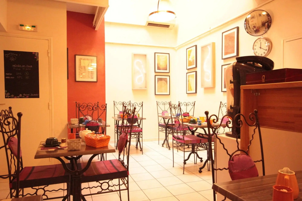 Hôtel Des Arts, Artisanal et Indépendant