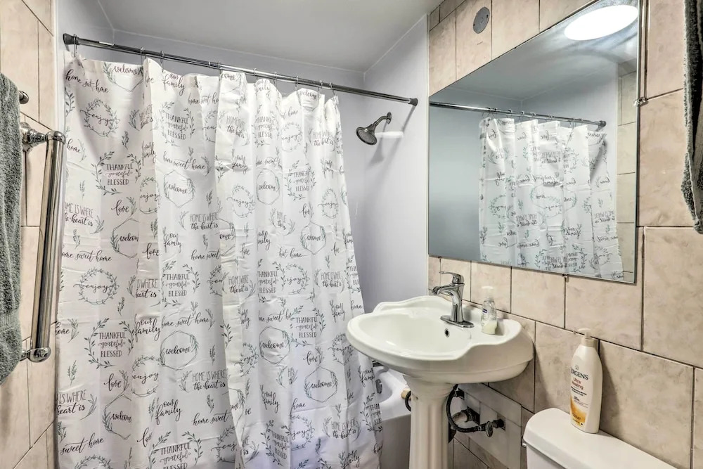 Cozy Milwaukee Home: 3 Mi to Whitefish Bay!