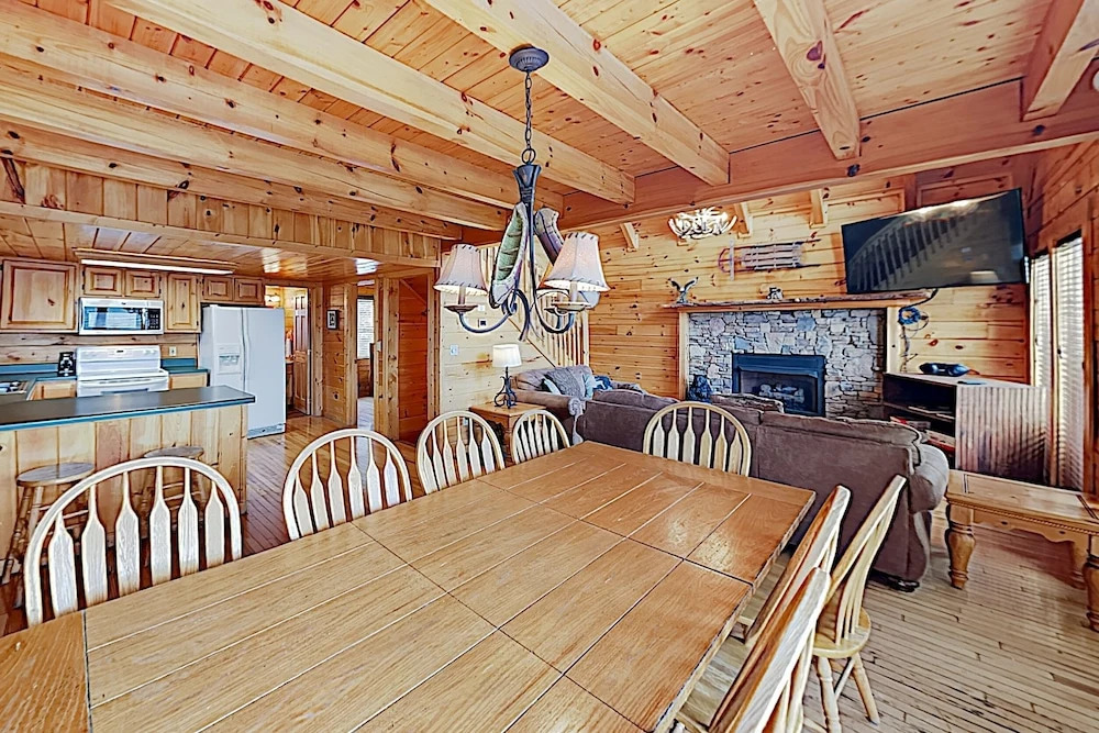 New Listing! Dollywood W/ Private Hot Tub 4 Bedroom Cabin