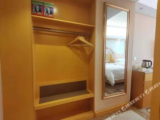 Vienna Hotel (Wuhan High speed Railway Station Honggangcheng Subway Station Store)