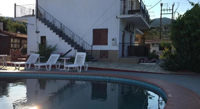 Houlis Apartments